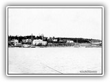 Kokkila, saaren puolelta kuvattuna.Kuvan valkoisessa suuressa rakennuksessa toimi Angelniemen Osuusmeijeri lähes puoli vuosisataa v.1904 - 1950. Meijerirakennus purettiin syksyllä 1968. Kuvan vasemmassa laidassa oleva juustokellari on urheiluseura Angelniemen Ankkurin omistuksessa.