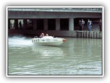 Kilpaveneitä Salonjoessa. 1978-79 otettu kuva, mutta mikähän tapahtuma tämä oli?