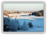 Golfkentän yli näkyy Halikon kirkonkylä.
